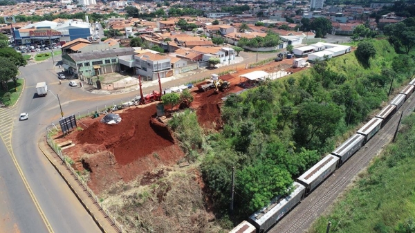 Foi iniciada a construção de viaduto na Avenida Emília Marchi Martini 