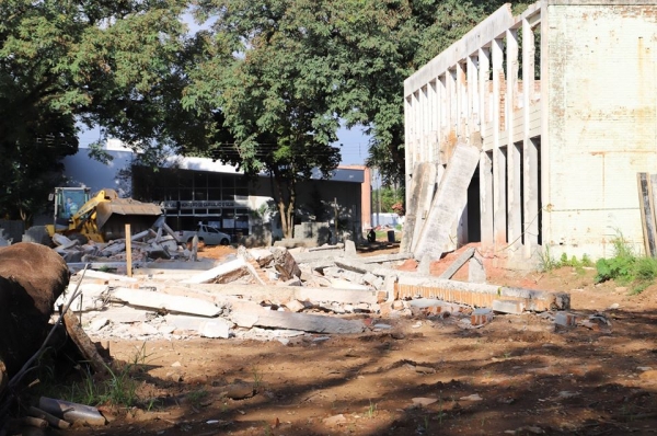 Risco de queda apontado em laudo faz Prefeitura de Mogi Mirim demolir antigo prédio de Centro de Saúde