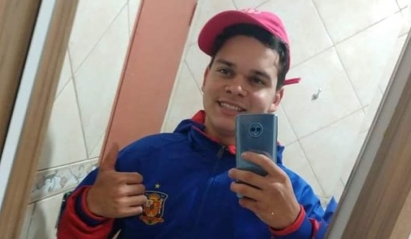 Jovem morre após bater moto em poste de Iluminação 