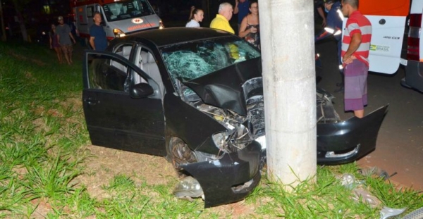 Carro bate em poste na Avenida dos Trabalhadores e deixa três pessoas feridas
