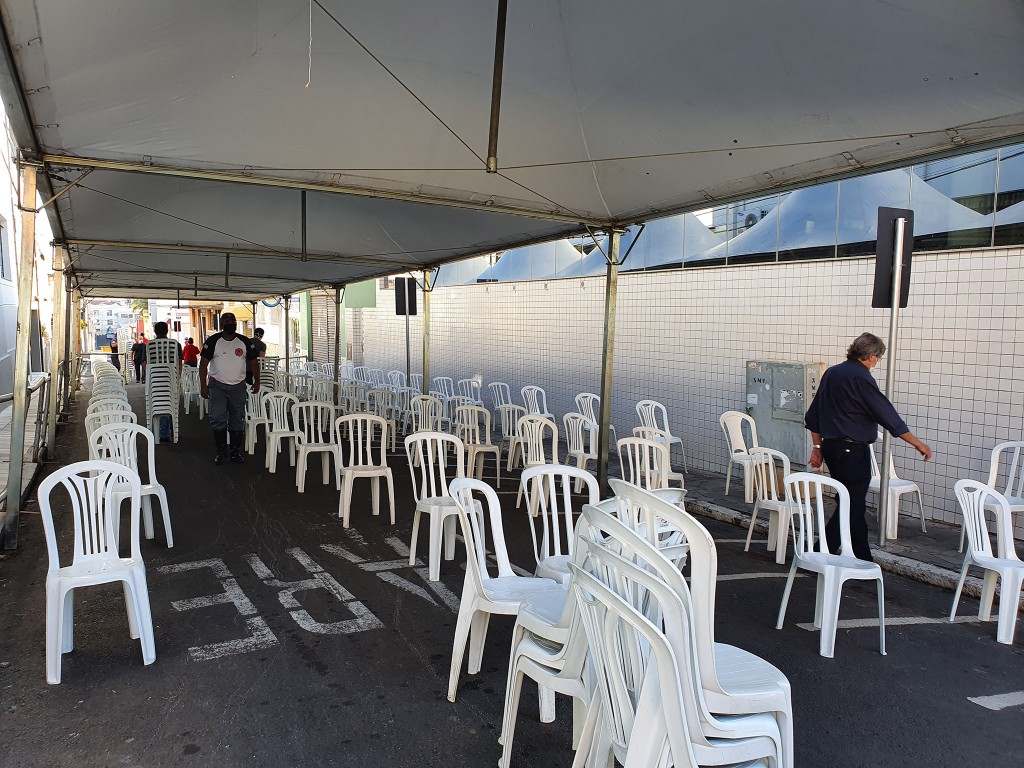 Prefeitura de Itapira monta tendas para abrigar usuários da Caixa