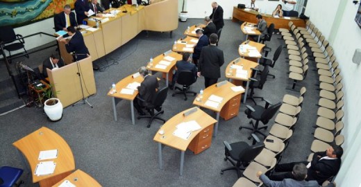 Nova oposição derrota Caveanha e ameça construção de pontes e avenidas