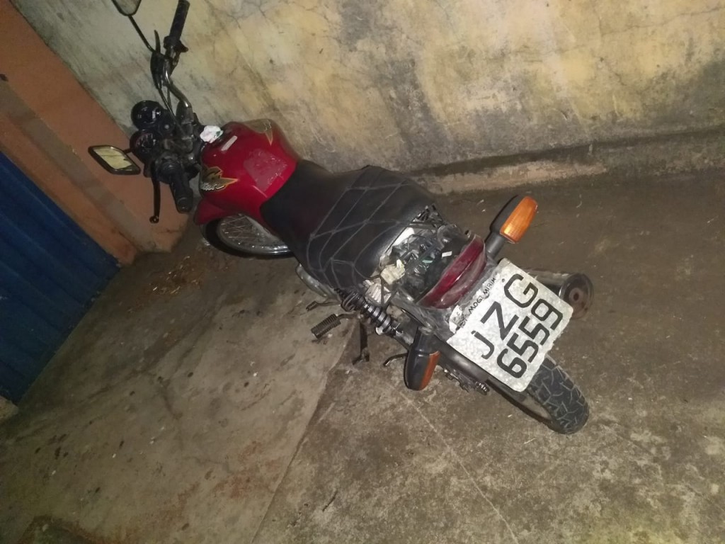 Romu aprende moto com placa artesal