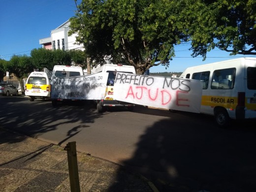Motoristas escolares fazem manifestação em busca de apoio