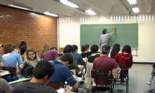 MEC suspende pagamento de parcelas do Fies
