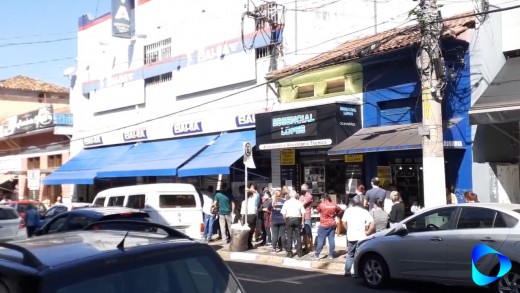 Comércio reabre com filas em Mogi Mirim (VÍDEO)