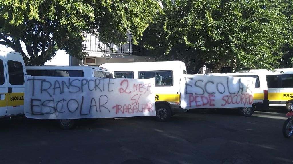 Manifestação de trabalhadores do transporte escolar segue em Mogi Guaçu (COM VÍDEO)