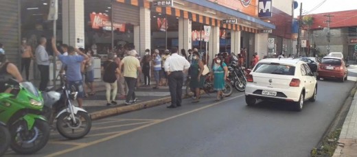 Consumidores lotam Centro do Guaçu na reabertura do comércio (COM VÍDEO)