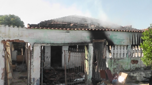 Casa pega fogo no Itacolomy em Mogi Guaçu