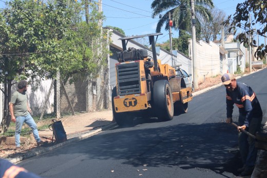 Pavimentação da Rua Berta Luiza Calefe Polentini entra na reta final
