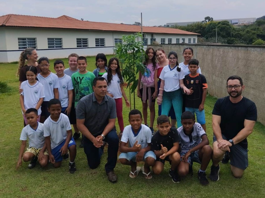 Educação e Meio Ambiente plantam 16 árvores nativas na EMEB “José Roberto Prado”