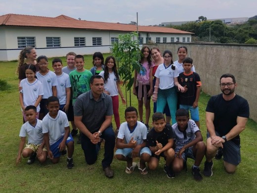 Educação e Meio Ambiente plantam 16 árvores nativas na EMEB “José Roberto Prado”