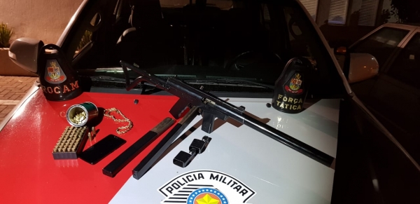PM encontra submetralhadora em casa de acusado de tráfico