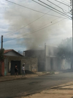 Casa pega fogo no Jardim Novo I