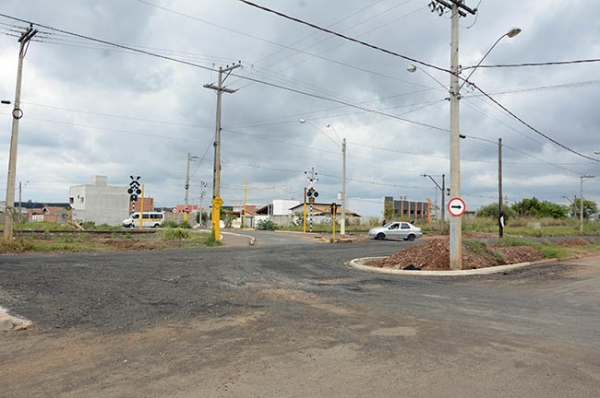 Estrada de terra recebe fresa de asfalto no Jd. Imperial   