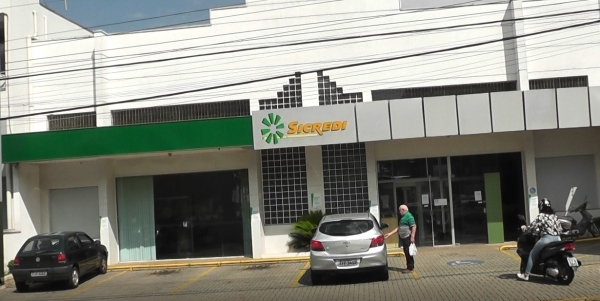Ladrões entram na Sicredi pelo telhado e levam R$ 580 mil