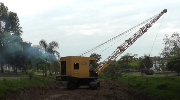 Prefeitura avança no serviço de limpeza do parque linear