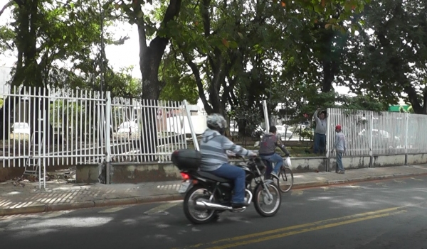 Prefeitura conclui fechamento de praça pública, no centro