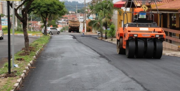 Eixo das Avenidas Brasil e 22 de Outubro recebe serviços de limpeza e recapeamento