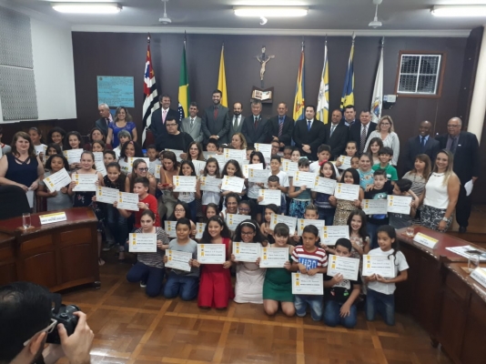 Alunos da rede municipal de ensino de Mogi Mirim são homenageados 