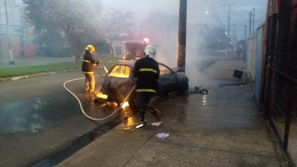 Após bater em poste na Pedro Botesi, carro fica tomado por fogo