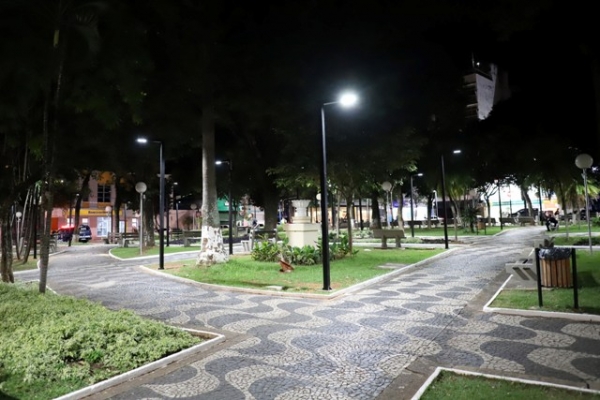 Praça Rui Barbosa agora tem iluminação de LED