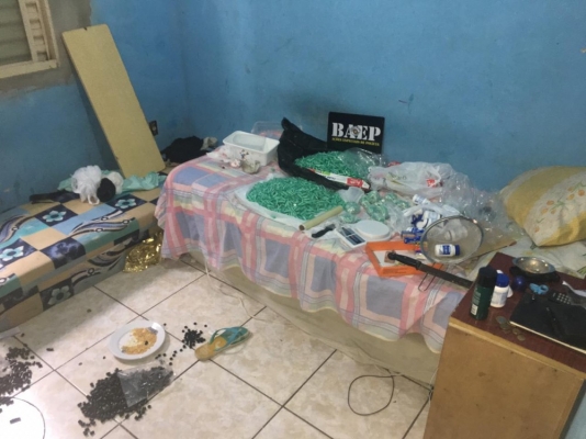 Polícia prende dois com quase 4 mil pinos de cocaína no Linda Chaib