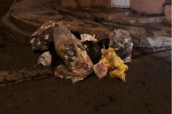 Caminhão de lixo da Construrban quebrou na noite de segunda-feira 