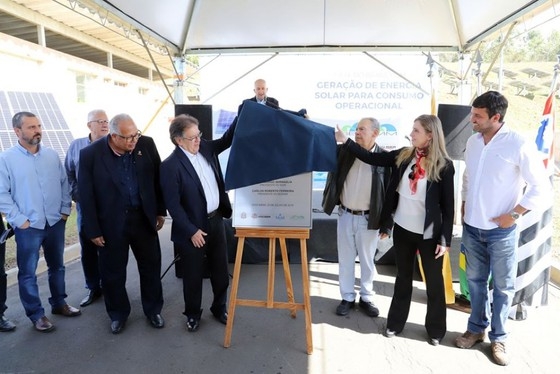 ETE da cidade inaugurou a primeira usina fotovoltaica do Brasil