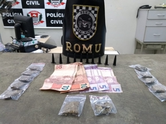 ROMU prende rapaz de 18 anos com 12 porções de maconha
