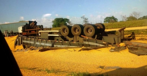 Acidente na SP-340 deixa caminhão com carga de milho tombado