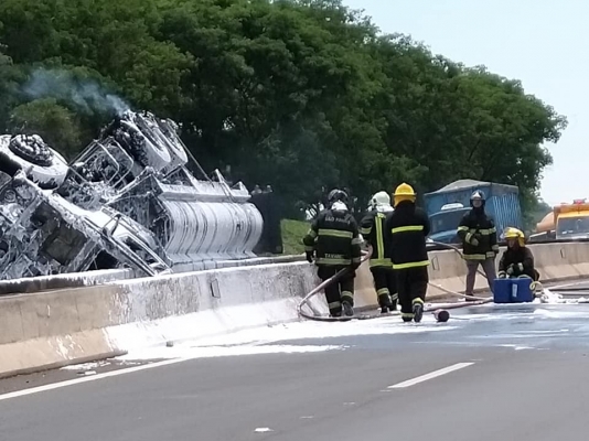 Caminhão tanque capota e pega fogo na SP-147 e o motorista do veículo morreu no local