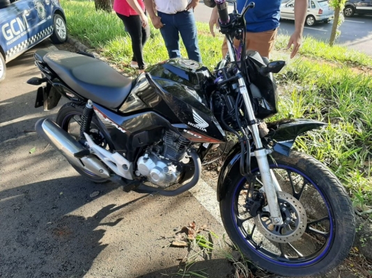 Mulher motociclista bate em árvore e acaba falecendo 