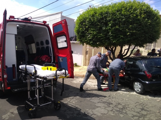 Carro perde o controle bate em árvore e deixa mãe e filho feridos 