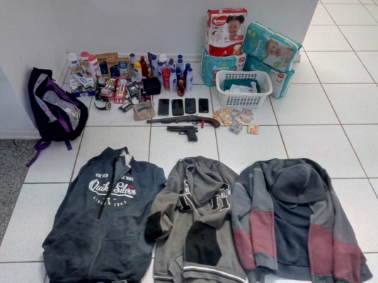 Três bandidos foram presos depois de roubarem farmácia
