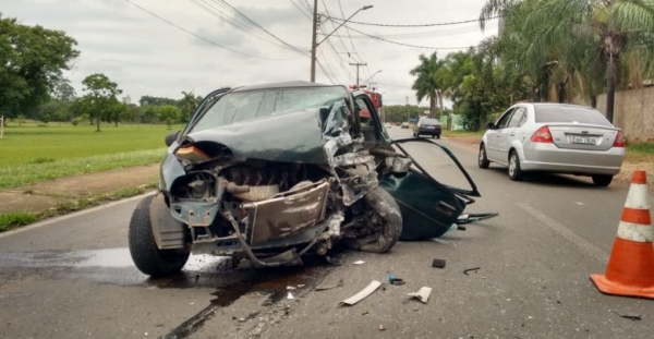 Motorista fica gravemente ferido depois de bater em poste
