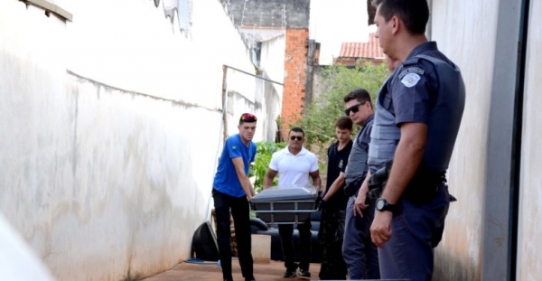 Dois homens são mortos a facadas