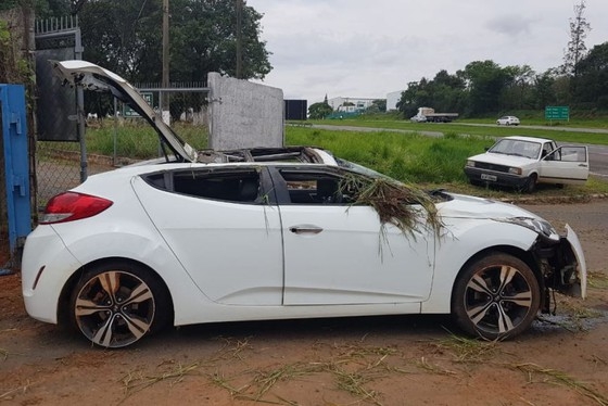 Motorista fica levemente ferido em capotamento na SP-340