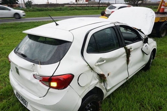 Mulher sofre ferimentos leves após carro capotar na SP-340