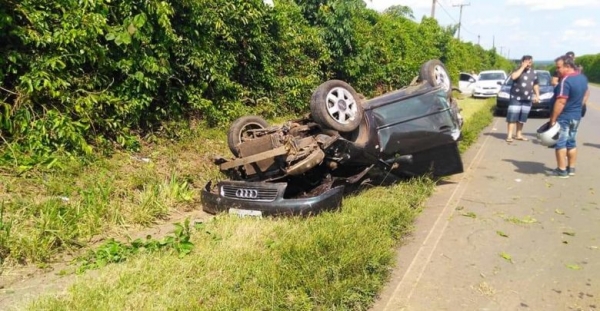 Mulher tem ferimentos leves após carro capotar em rodovia