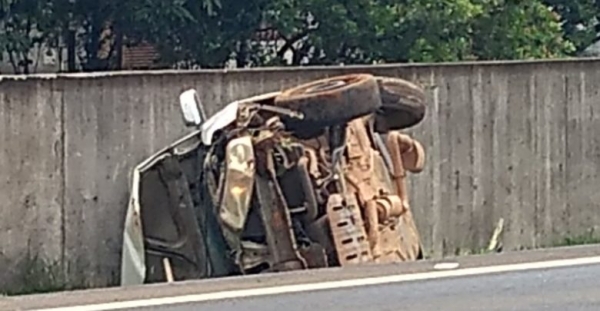 Veículo capota mas é abandonado pelo próprio condutor na SP-342
