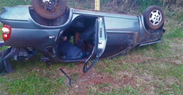 Quatro pessoas ficam feridas depois de capotamento na SP-342