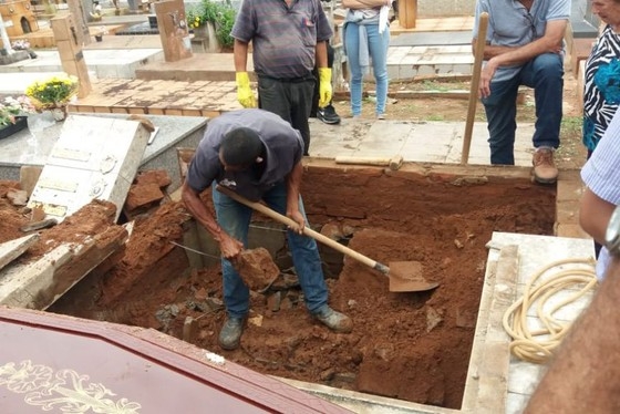 Seis pessoas caem em túmulo após ele ceder durante sepultamento em Mogi Mirim 