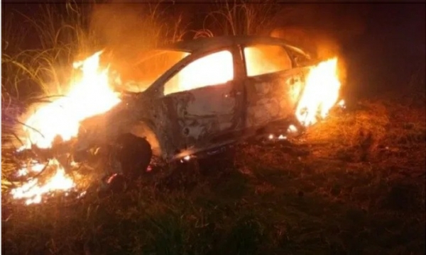 Carro que estavam dois homens de Itapira que estão desaparecidos é encontrado em chamas