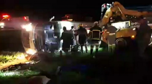 Acidente com micro-ônibus deixa 2 mortos e 27 feridos em Mogi Mirim
