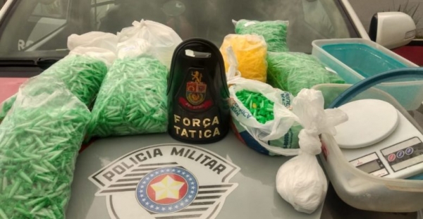 Três indivíduos são presos por tráfico de drogas