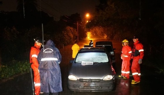 Motorista morre afogada depois de seu carro cair em córrego, em Mogi Mirim 