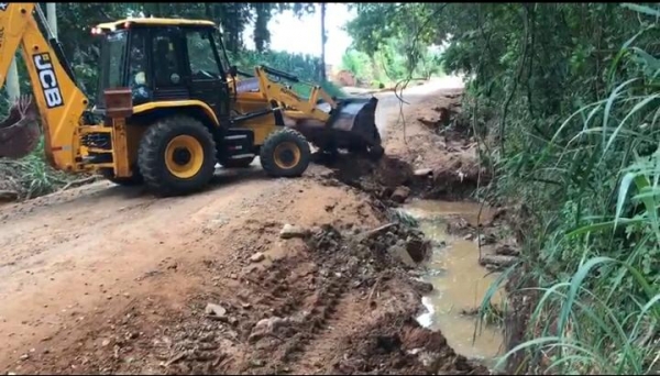 Empresa JotaF. Telecom de Itapira está ajudando na reconstrução da estrada velha de Itapira depois de temporal