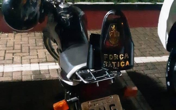 Força Tática prende dois indivíduos logo após roubarem uma motocicleta