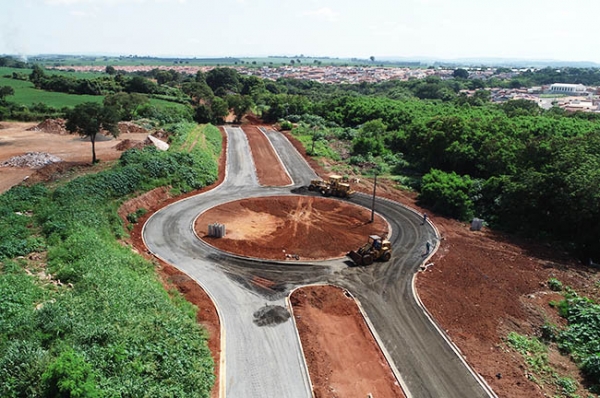 Construção de avenida para atender a região dos Ypês está chegando à fase final 